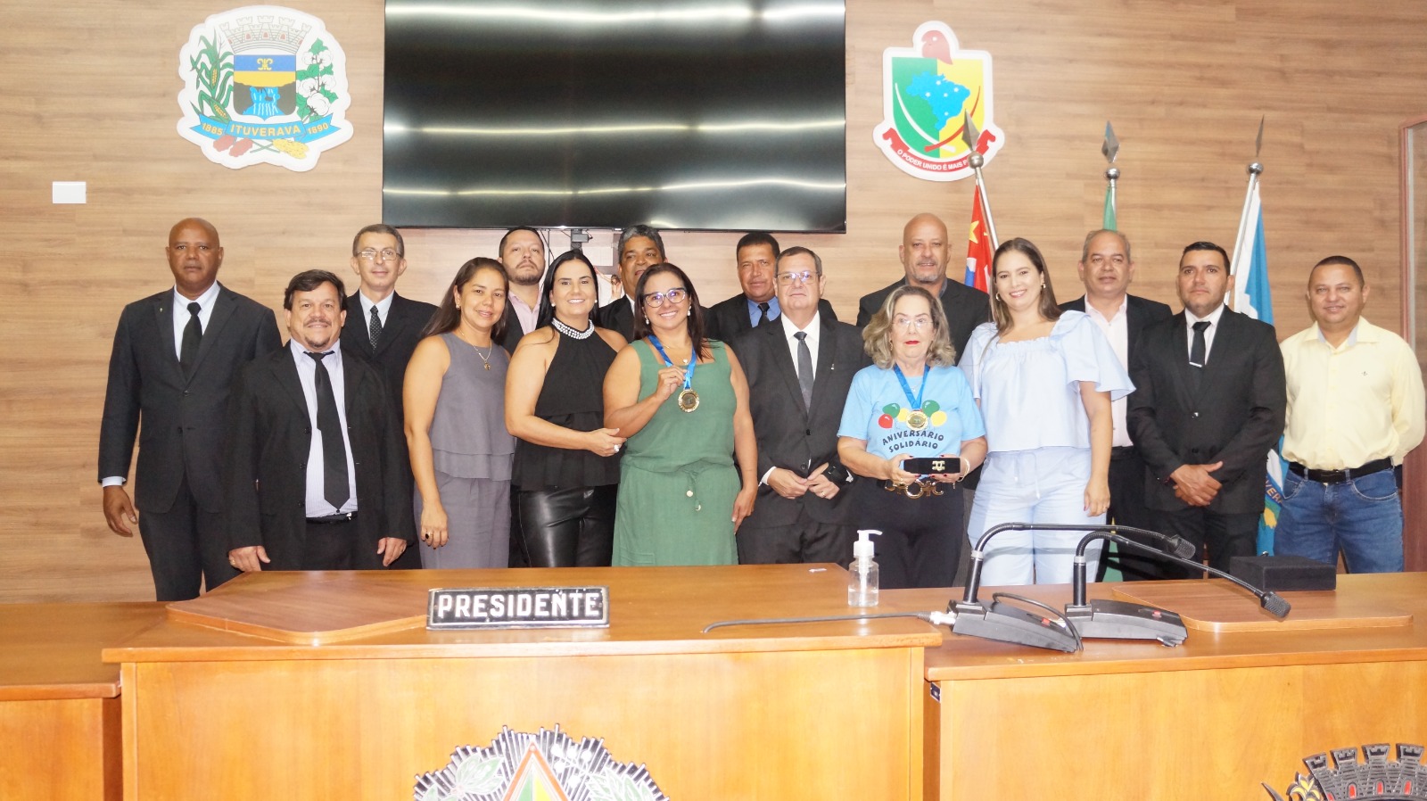 Câmara Municipal homenageia mulheres de destaque com a medalha Thereza Lopes 